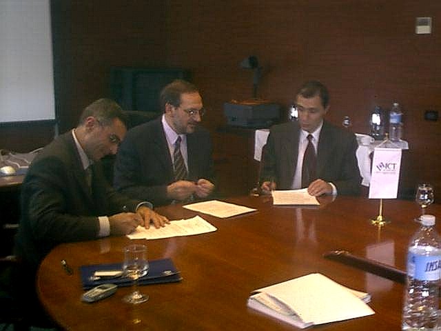 Signing the MOU in ESI, Bilbao.